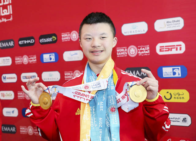 3月16日,李想在颁奖仪式上展示金牌.