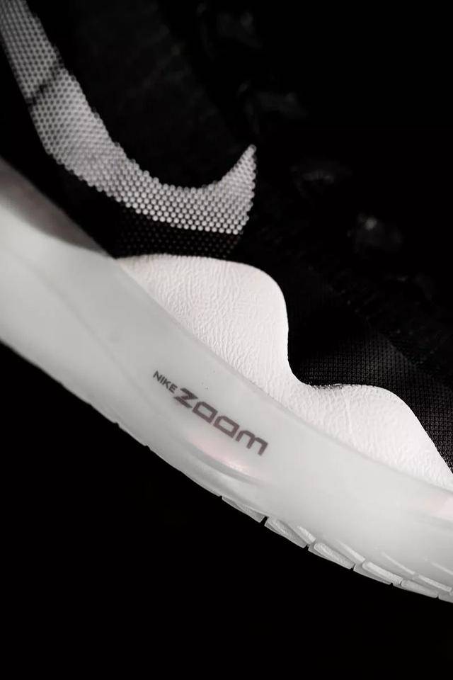 ▼ 鞋垫展示出气垫解构说明