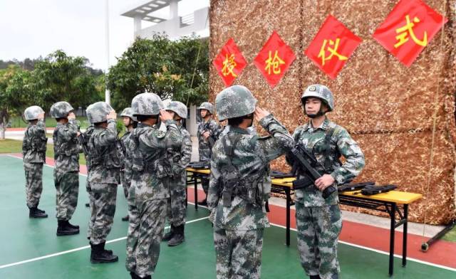女兵向授枪班长敬礼