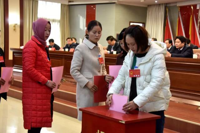 今日头条积石山县第十届人民代表大会第三次会议胜利闭幕