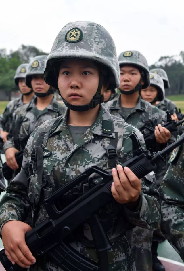 鲜花巧克力弱爆了!看看这22名女兵的礼物