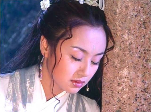 《乌龙闯情关》中曹颖扮演霍水仙,她和刘病己在小的时候就有过一面之