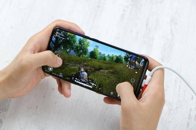 被网友疯抢!iqoo成3k档首款44w超快闪充手机,再次领先华为小米