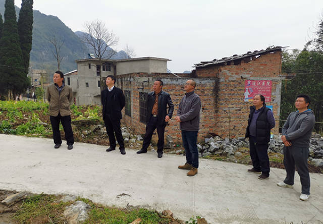 县人大常委会副主任罗朝光一行到涟江街道龙瓦村调研