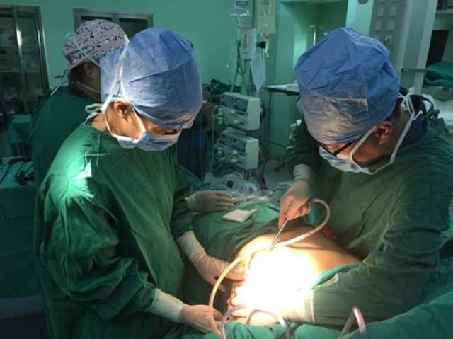 开放手术一周后,腋下会留下这么长的一个切口 所以,对于严重影响美观