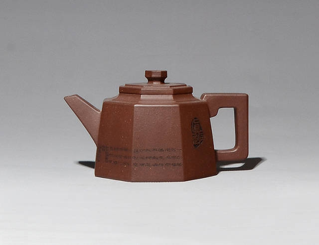图/八方壶(徐建刚陶刻) 制/杨芳 优秀青年陶艺家紫砂壶的好处之一是能