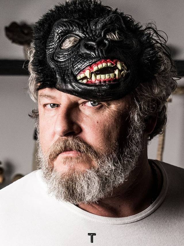 tobias rehberger 斜戴着他从香港购得的金刚面具,背后是他收藏的蘑菇