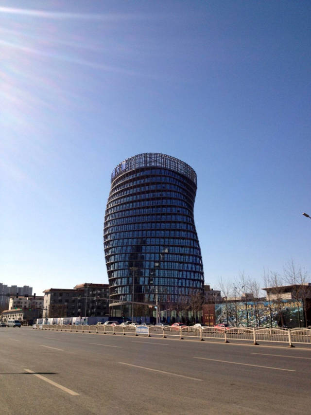 我国最"扭曲"的建筑,因航空限高被砍40米,被称"