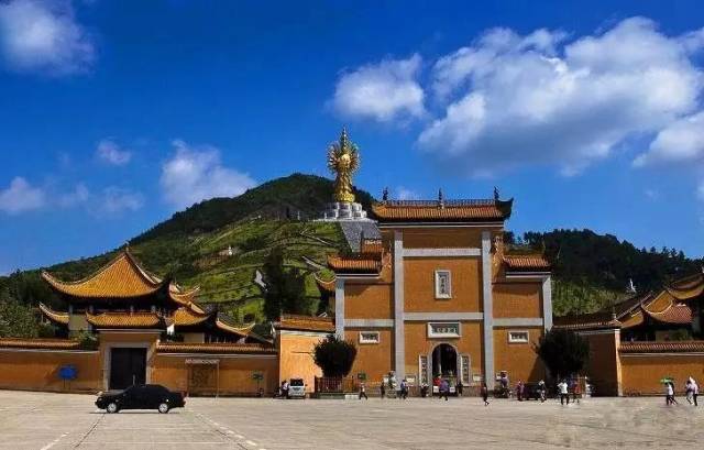 还有四壁嵌满着众多鎏金佛像,共计12218尊,所以正殿又被称为"万佛殿"