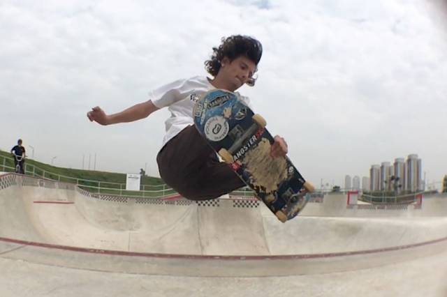 巴西残疾小哥变身滑板大神 高难度炫技玩得超溜_手机搜狐网