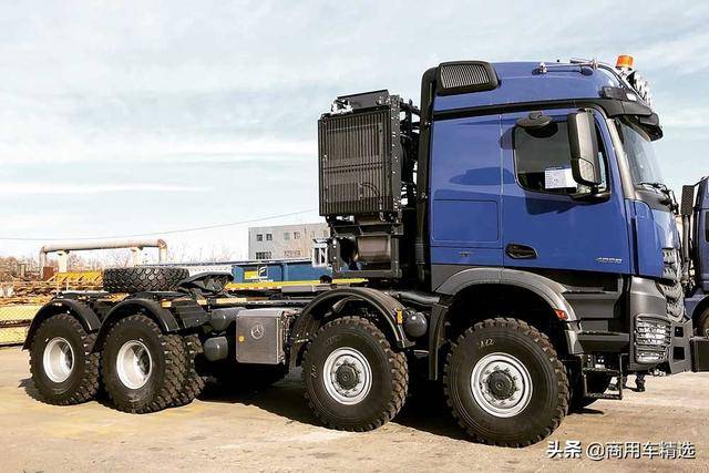 全国首台奔驰全新arocs4858slt8x8大件牵引车正式交付