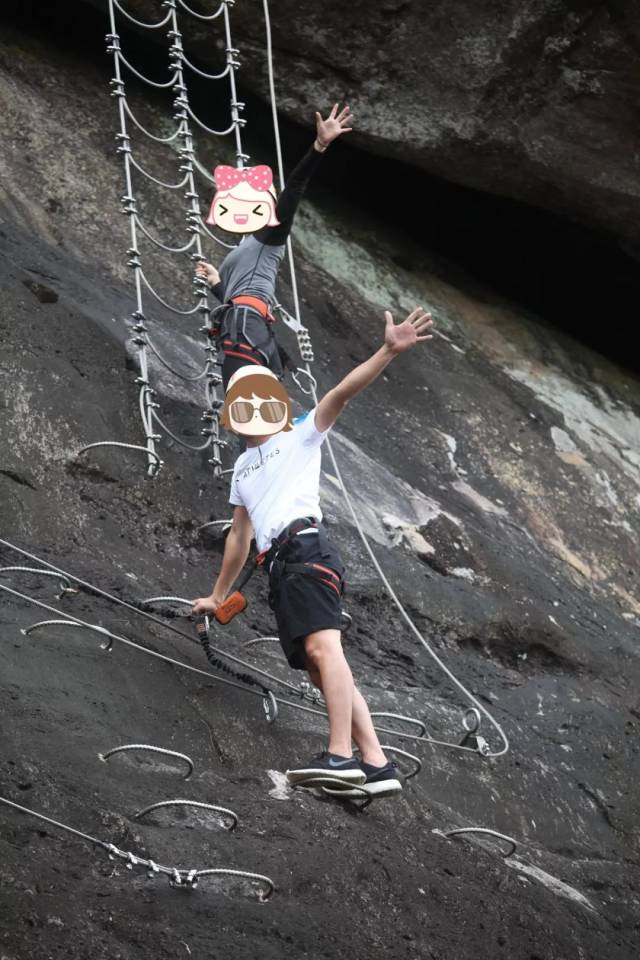 男女嘉宾体验白石岭飞拉达攀岩项目