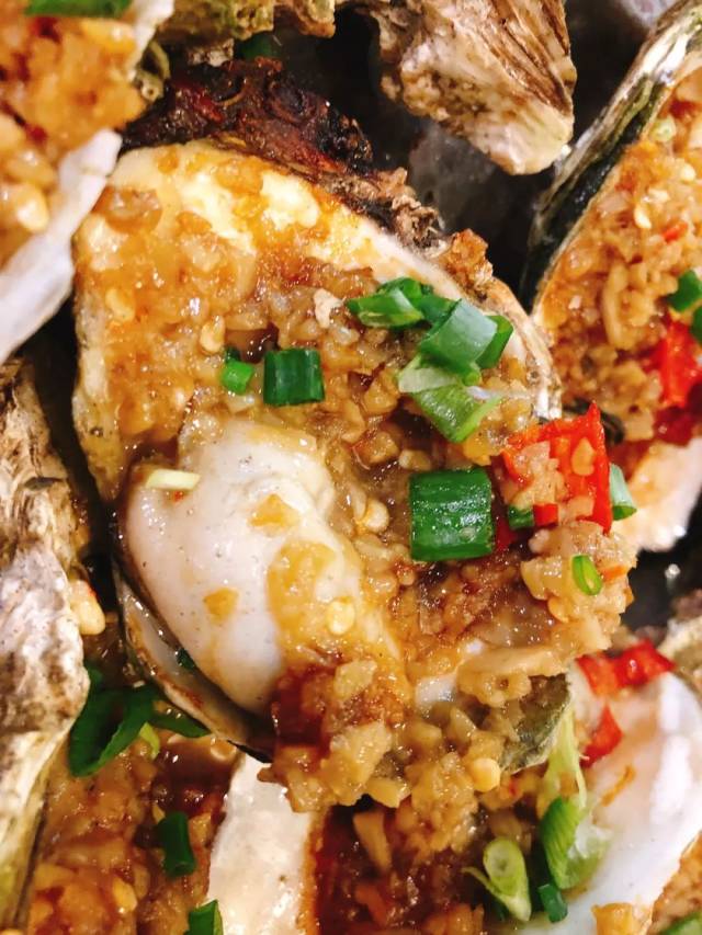 3蚊一件的芝士烤生蚝,吃一口就缴械投降,走慢点就被抢光!