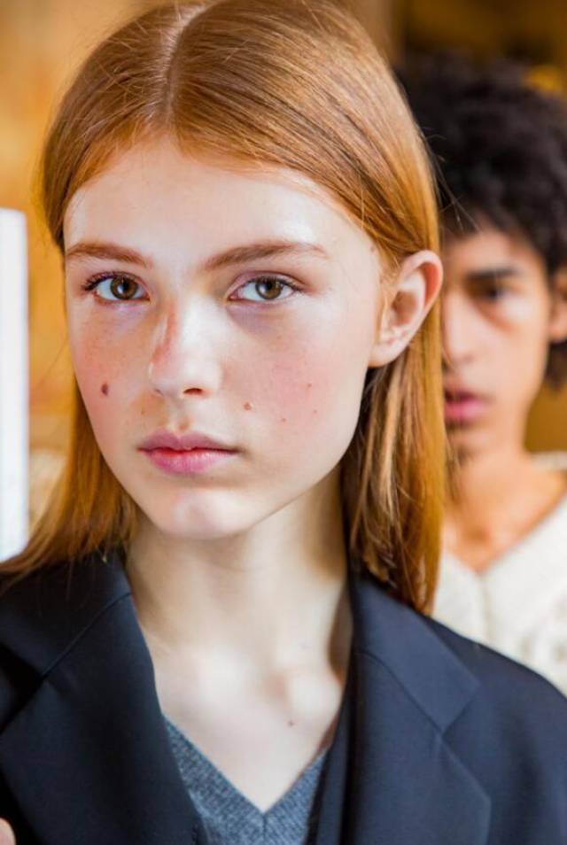 乌克兰新人模特,因脸上的"魅力痣"走红,对这种脸毫无抵抗力!