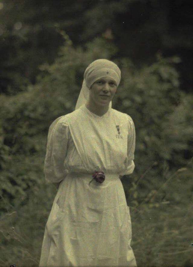 彩色一战美女护士军医伤兵住在草地上