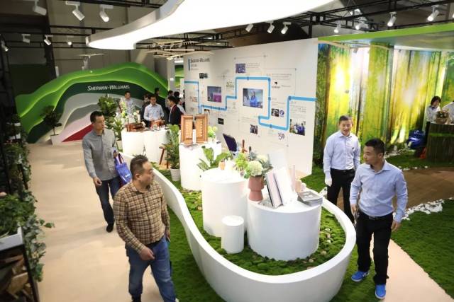 主会场内,置身在云水间的"环岛",宣伟涂料旗下的明星环保产品早已翘首