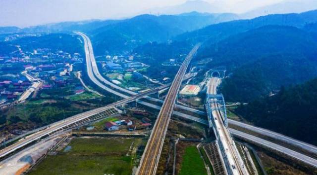 枝柳铁路在城内"米"字形交汇,以及沪昆,杭瑞,包茂,娄怀,绕城高速公路
