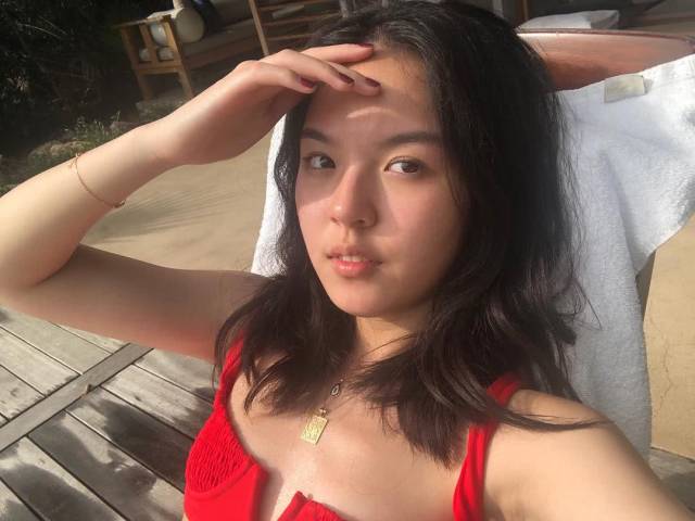 原创李咏去世近半年,女儿法图麦连续三次晒泳装照引争议!