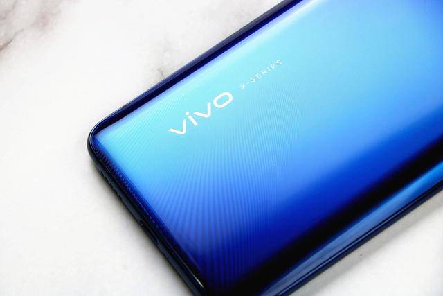 2019年颜值第一机!vivo x27雀羽蓝上手:科技时尚融入血液