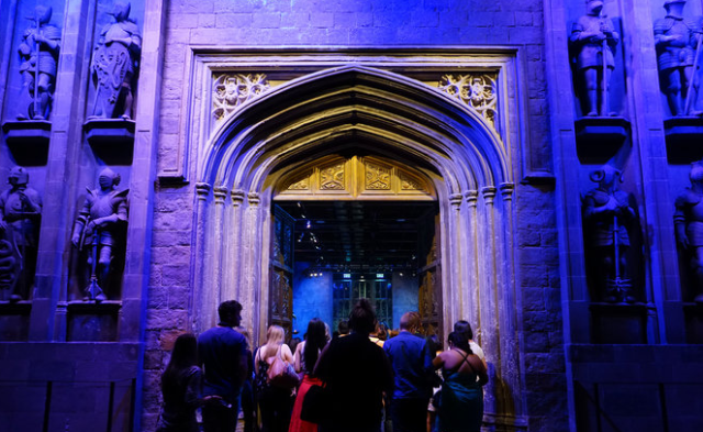 正式进门前,还会看一个先导片,紧接着就能看到霍格沃茨大厅的大门,这