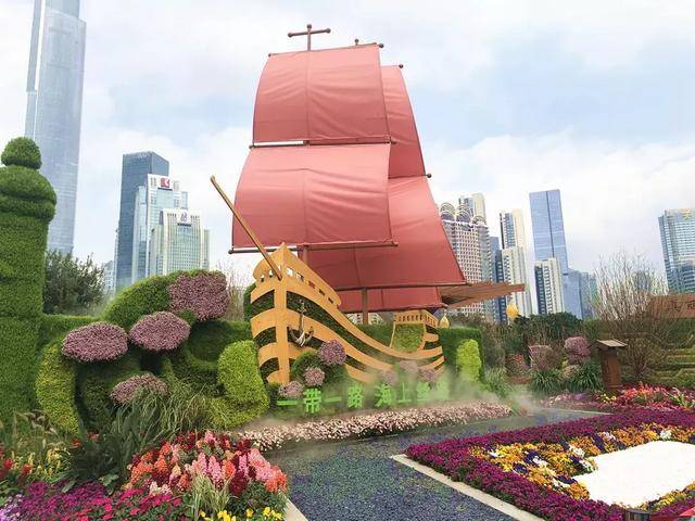 利用黄埔乡土树种营造上层景观,精心打造景墙,绿雕,搭配石头,园林建筑