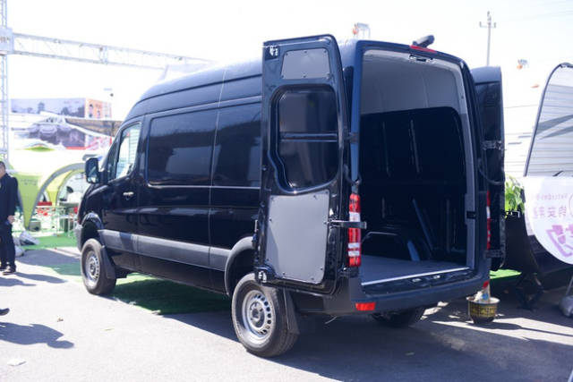 以最硬核的姿态出现 4×4柴油版奔驰凌特