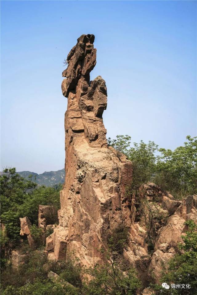医巫闾山大部分是花岗岩地貌,奇峰怪石为镇山一大的特色,其怪石犹如神