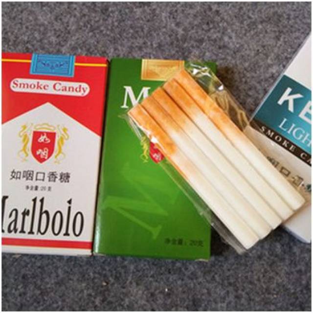 太可怕!学校附近卖如烟糖 小学生都能"叼烟抽"