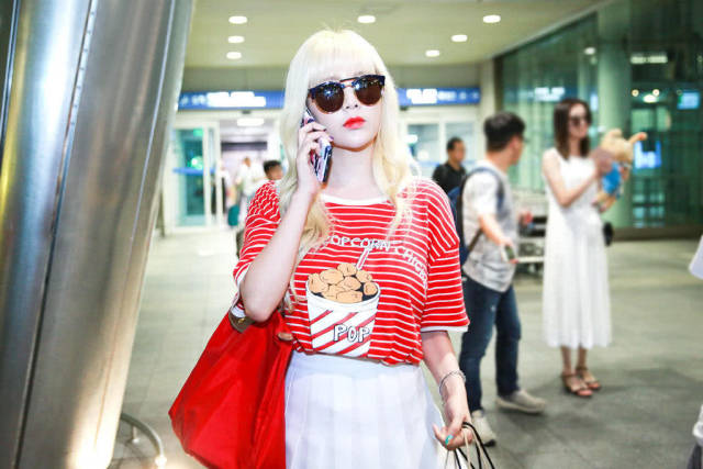 韩女星李居丽现身机场化身为金发女郎的她气场强大非常帅气