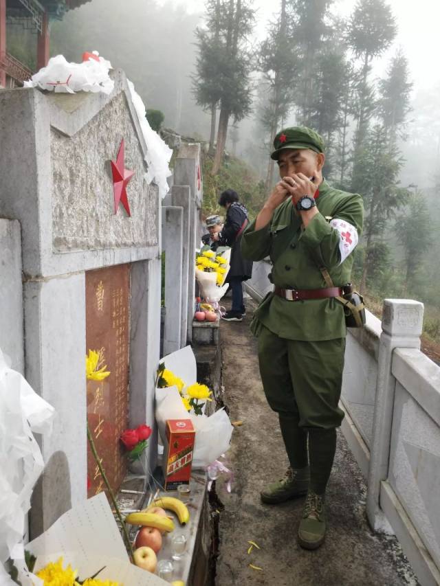 屏边烈士陵园内有一位叫曹辉的18岁烈士