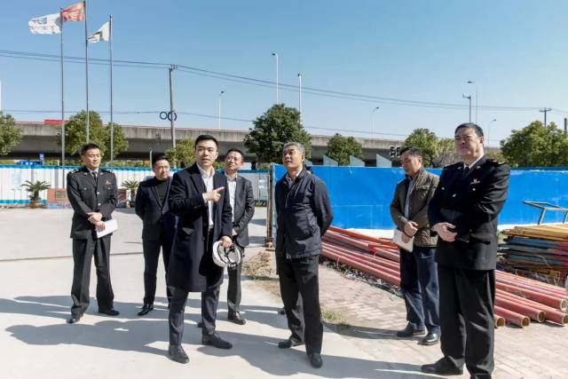 李志辉一行首先来到上海国际艺术品保税服务中心建设现