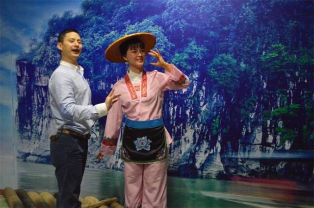 成年的青年男女对唱山歌