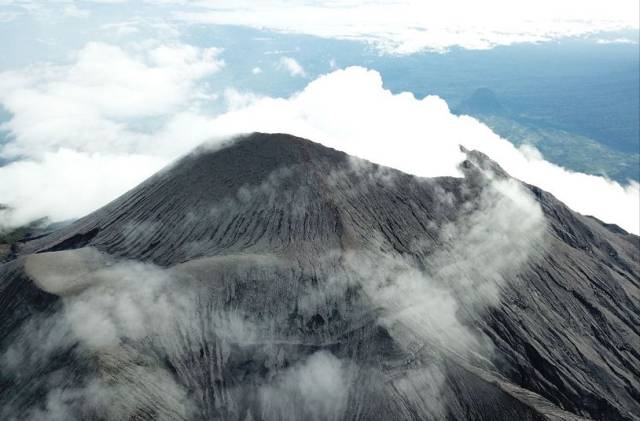 提醒:因为早晨7点以后火山会被大雾缭绕,一般会在4:00am就出发登顶