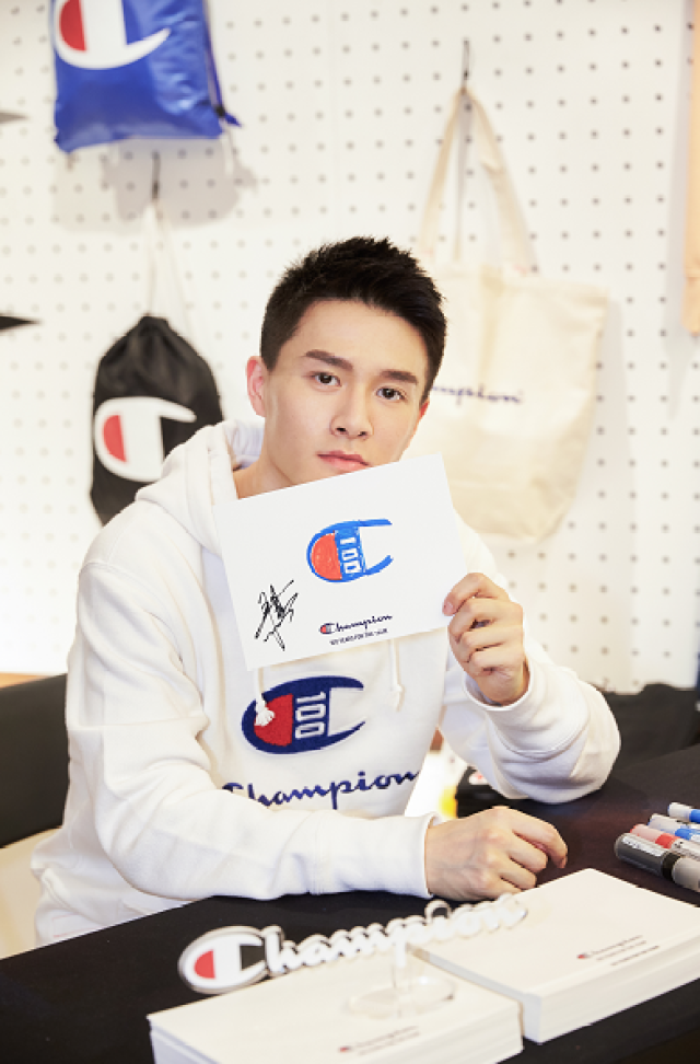 广告 3月19日,95后新锐演员马昊现身北京参加某时尚活动.