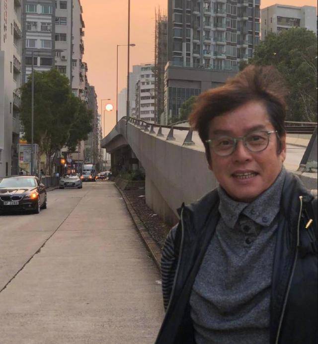 歌神谭咏麟自拍近照,意气风发不减当年,网友:永远25岁的年轻人