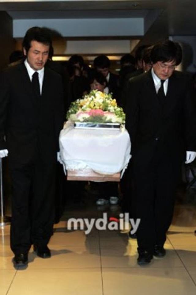 暗黑的韩娱圈三国民天后崔真实死亡事件