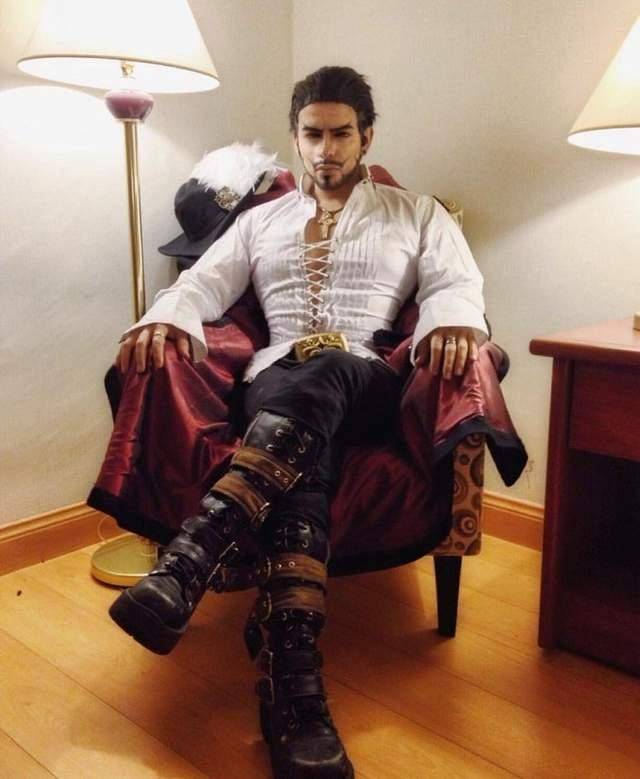 天菜coser完美还原《航海王》鹰眼,从高而下凝视让女网友大呼!