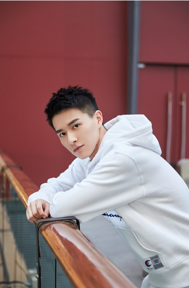 广告 3月19日,95后新锐演员马昊现身北京参加某时尚活动.