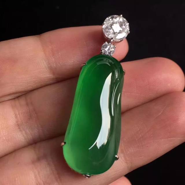 传说中的玻璃种帝王绿翡翠,见一眼就够了!