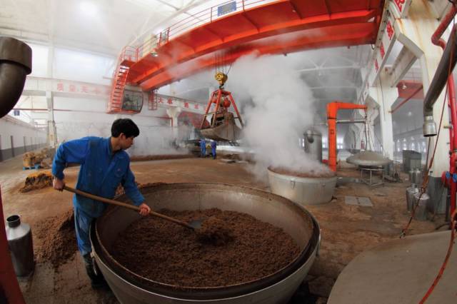 而罗家当年使用过的藏酒窖和部分发酵池,至今仍然被洋河酒厂使用着.