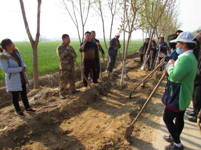 乡郭厂村包村干部兼第一书记刘振发与党员干部群众共同打造绿水青山