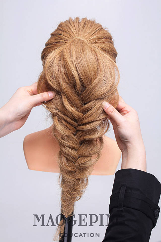 step  :接着把发辫扯蓬松,这样发量看