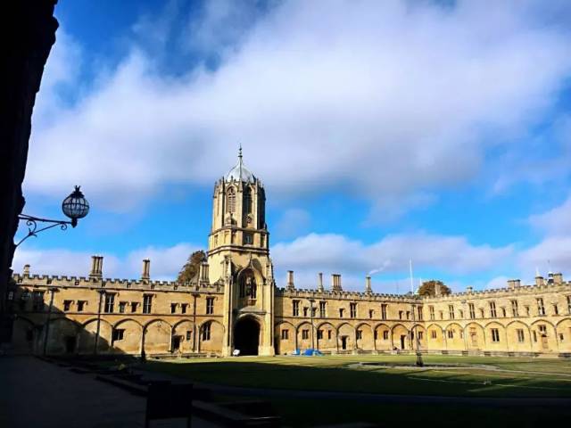 由于汤姆钟的声音是牛津最大的,过去,人们就用它来提醒牛津大学各