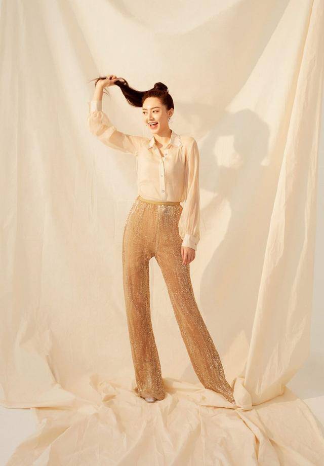 黄梦莹优雅干练时尚写真图片,全身香槟色,亮片裤为美貌打光