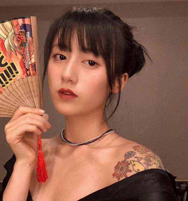 蔡萝莉不算什么,黑尾酱的学生装才迷人,网友:李诞好眼光!