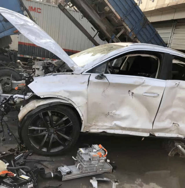 偶遇比亚迪唐dm严重事故车网友肯定撞的是真坦克了