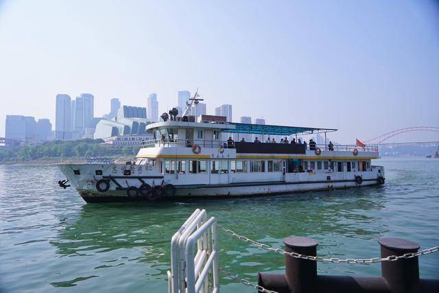 最怀旧的重庆打卡路线,5元钱坐长江轮渡去朝天门,老码头有故事