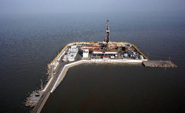 渤海湾畔人工岛上绽放"石油花"