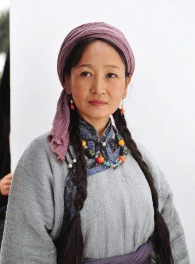 哈斯高娃生活近照:曾是腾格尔的前妻,婚姻坎坷息影多年活出自我