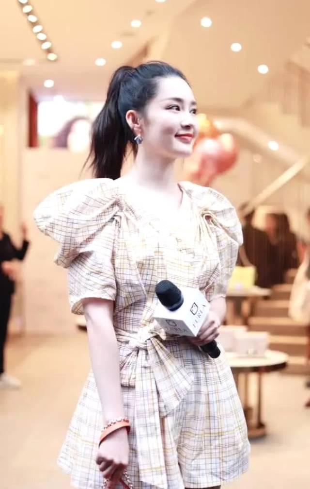 这次李沁扎着高高的马尾辫,使得他的面部特征更加立体,加上精致的妆容